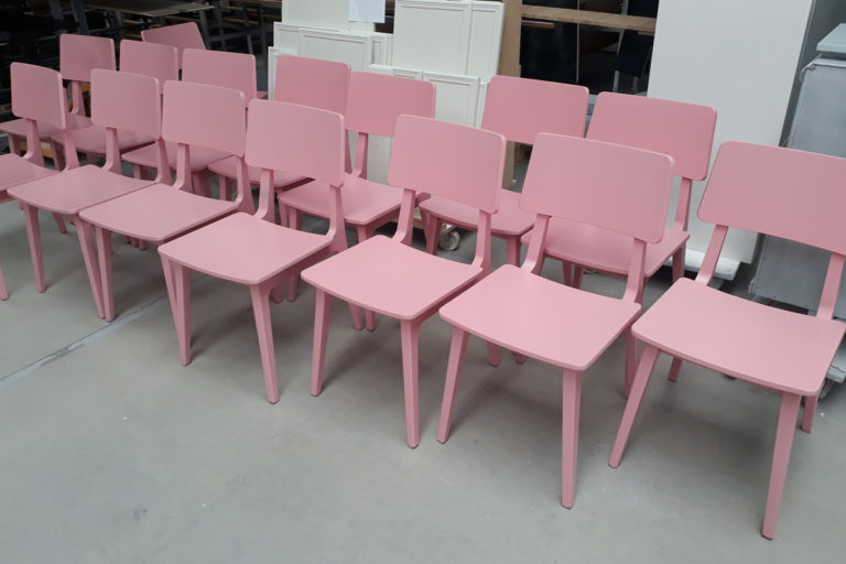 stoelen roze gespoten